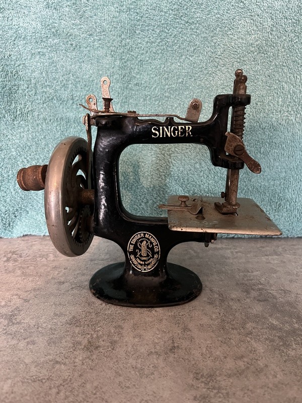 Vintage Antique 20-1 Mini Singer Child’s Sewing Machine Hand Crank c. 1910s