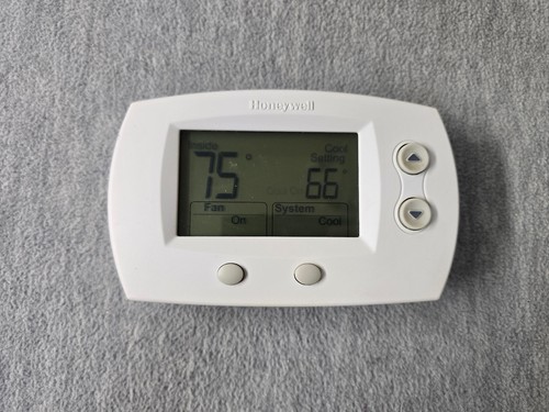 Honeywell TH5220D1029 NonProgrammable Digital Display Thermostat White Pre Owned
