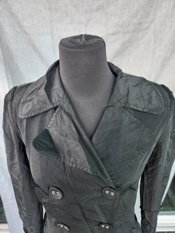 Gabardina chaqueta negra Arden B manga larga abotonada para mujer talla pequeña Foto 2 de 4