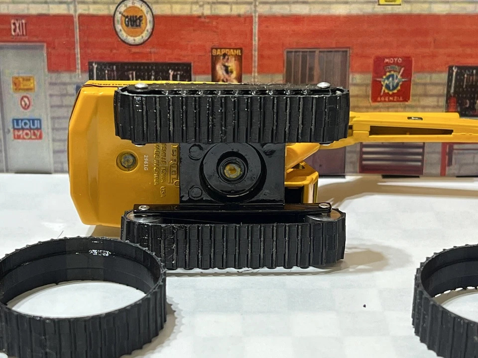 ERTL Diecast John Deere 690LC Excavator Equipment 1/64 (TRACKS ONLY) - Image 2 of 4