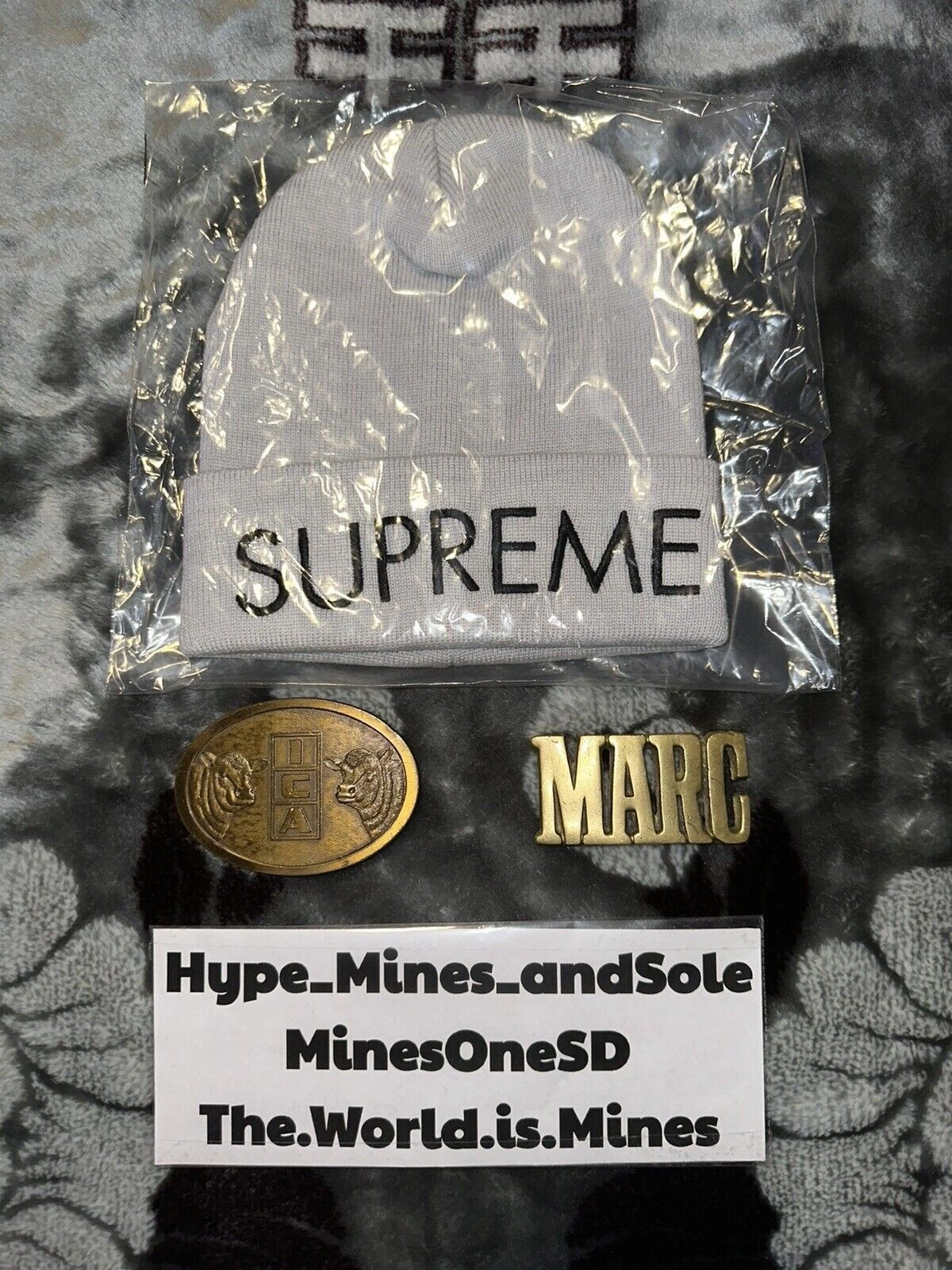 Bonnet Supreme Capital neuf avec étiquette   Gris cendre   FW22