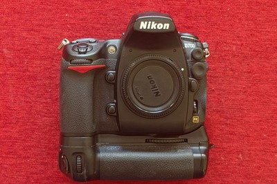 NIKON D700 DSLR BODY, MD-D10 Battery Grip, Charger, Battery