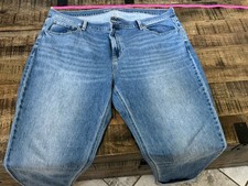 Old Navy Mid-Rise Wow Boyfriend Women  s Jeans Size 18 Medium Wash Denim