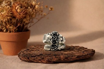 Ring aus einem 800er Silber Kaffeelöffel mit einem wunderschön verzierten Design