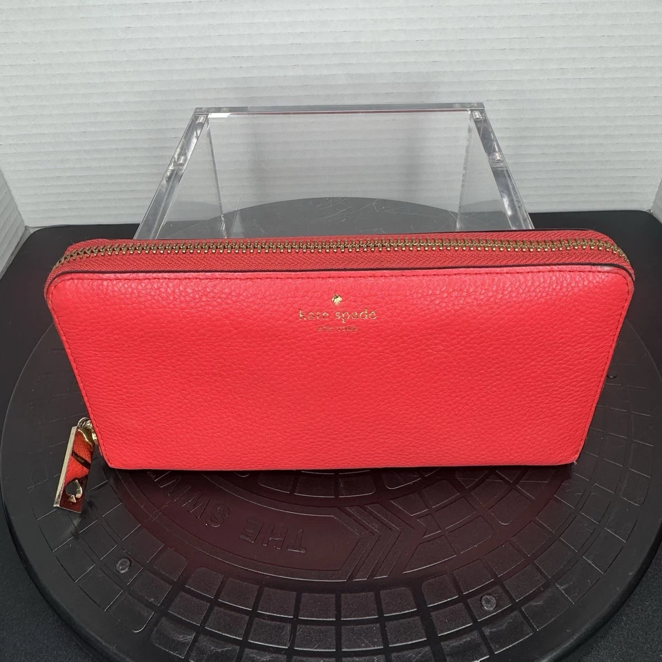 Cartera Kate Spade Cuero Rojo Guijarro Cremallera Alrededor - Bolso sin Mano Continental Foto 2 de 4