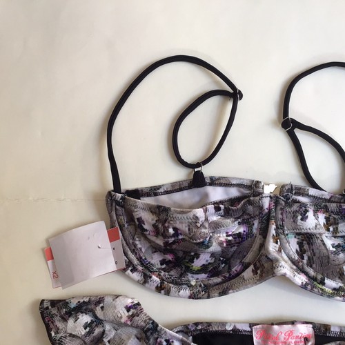 Bikini Faux Snake Skin Pattern & Black Bikini Size 8 - 10 Soft Feel Pistol New - Picture 6 of 23