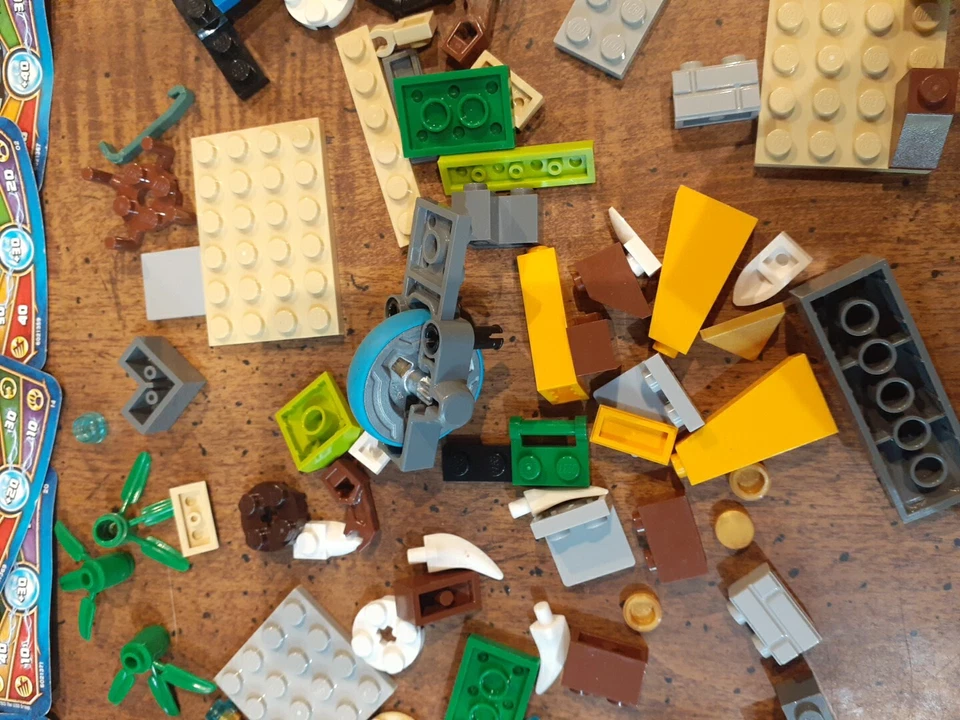 LEGO Lot Random Pieces Minifigures Legends of Chima LAGRAVIS Minifigure - Image 4 of 4