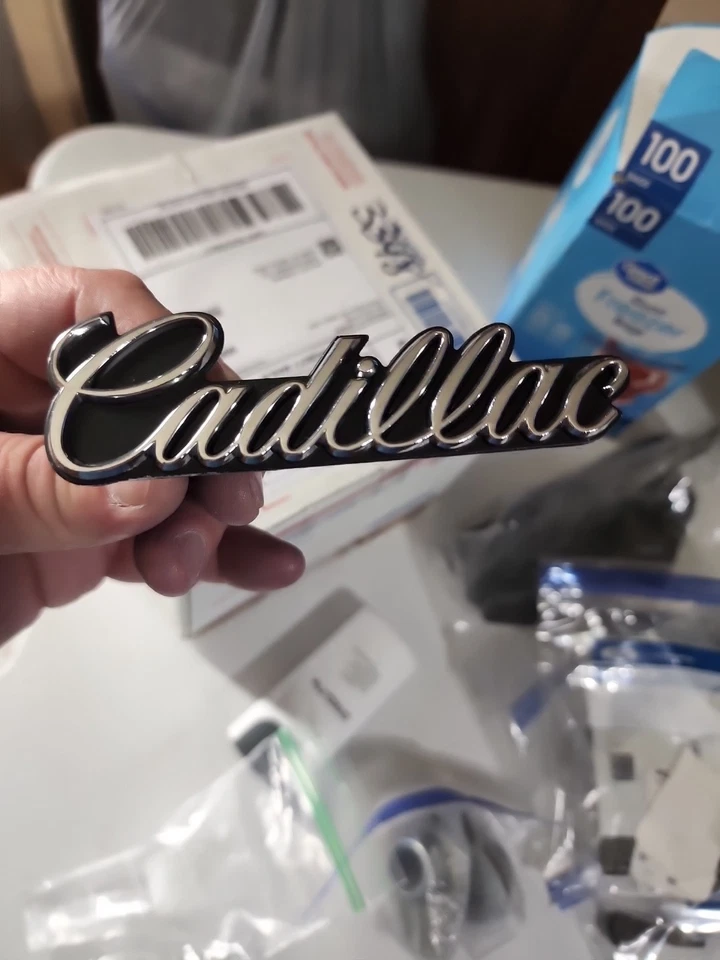 NOS 1980-92 CADILLAC Radiador Rejilla Emblema Ornamento Script Placa de identificación 1624421 GM Foto 3 de 4