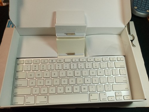 Apple A1359 Keyboard Dock Stand For iPad, iPod - Great Condition With Box - Afbeelding 2 van 9