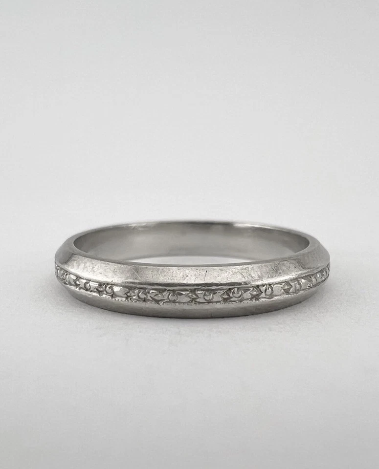 Антикварное платиновое обручальное кольцо в стиле ар-деко 1930-е с гравировкой в виде цветка 3 мм размер 6 - Изображение 3 из 4