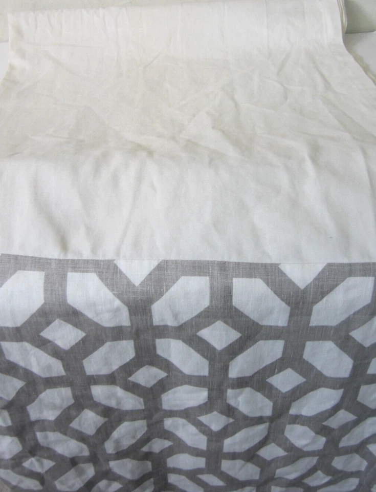 Cortina de bainha geométrica cinza Pottery Barn, 1 painel, 44”x 84” forrada - Imagem 2 de 4