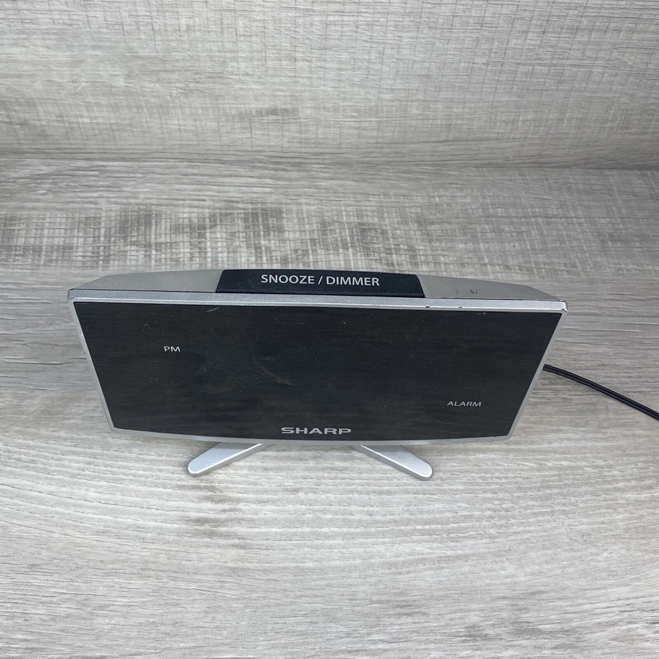 Sharp SPC1203 Large Display Digital Alarm Clock With USB Charging Port - Image 2 of 4