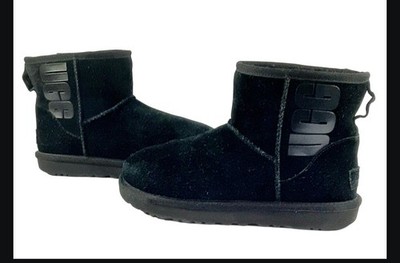UGG CLASSIC MINI UGG RUBBER LOGO GRAPHIC BLACK BOOTS. Womens Sz 7