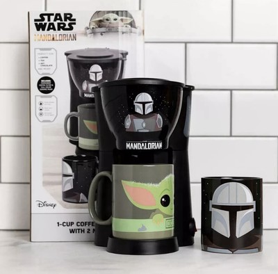 Uncanny Brands Star Wars The Mandalorian & Baby Yoda Coffee Maker Set - 2 MUGS