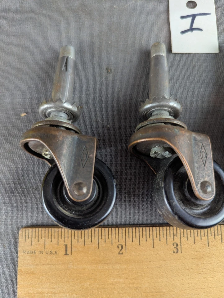 4 ruedas giratorias de acero antiguas Diamond Bassick tono cobre ruedas de plástico temprano Foto 2 de 4