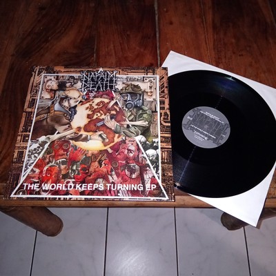 12'' Maxi : NAPALM DEATH  '' THE WORLD KEEPS TURNING EP '' 1992 UK / GRINDCORE