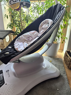4moms elektrische Babyschaukel mit Sitzpolster & Bedienfeld Schwarz/Weiß