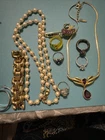 VINTAGE COSTUME JEWELRY! Lot 850