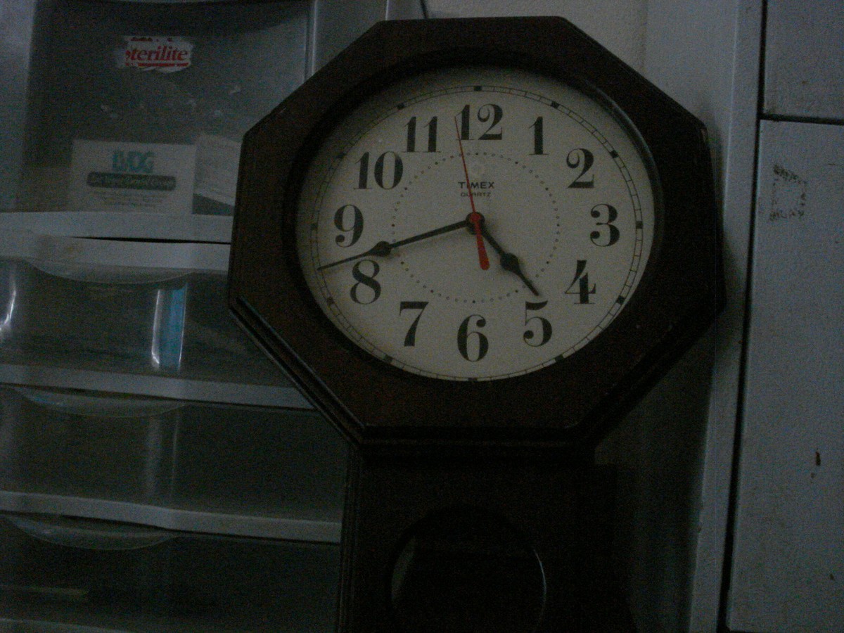 Timex Wall Quartz Clock on wood frame model 2632 side 10.8