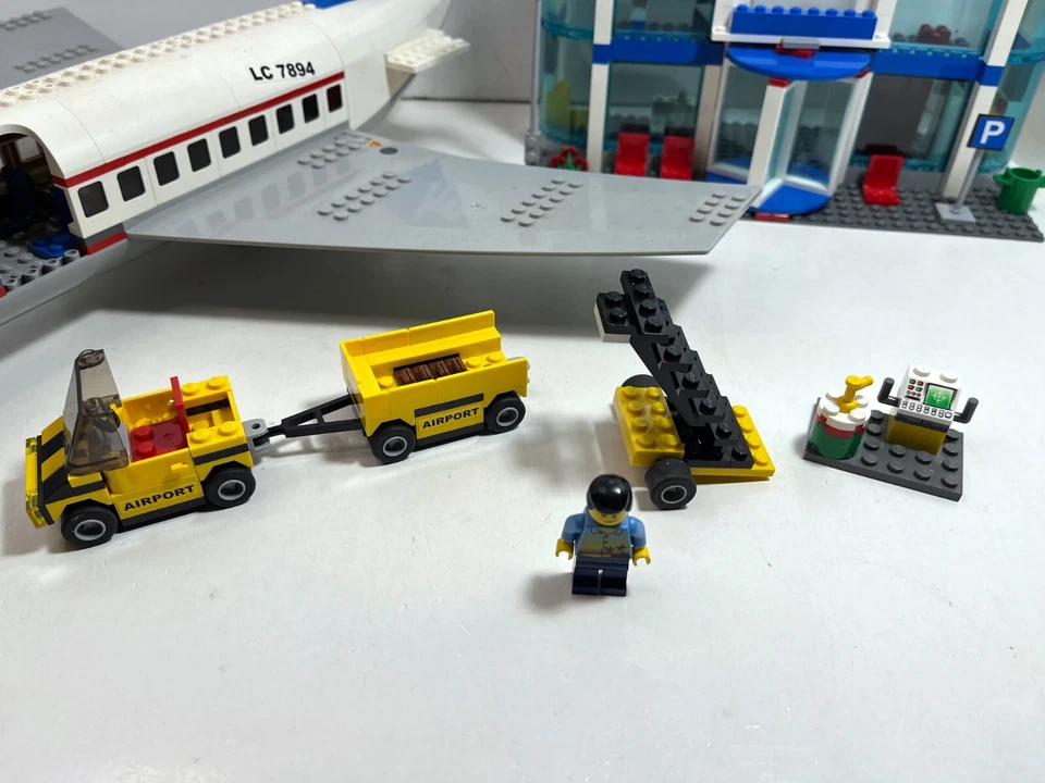 LEGO City: Plane and tower only from 7894 + airport only from 3182 See descript - Image 2 of 4