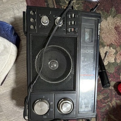Radio Shack SW-100 Analog Multiple Bands Portable Radio AFC