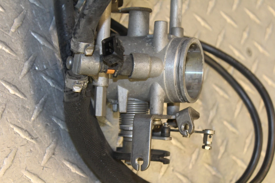 Ducati Monster 696 2009 inyectores de combustible principales/cuerpos del acelerador Foto 4 de 4