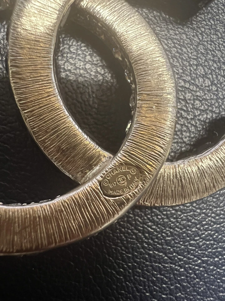 Broche Chanel 17P plata cristal negro Foto 3 de 3