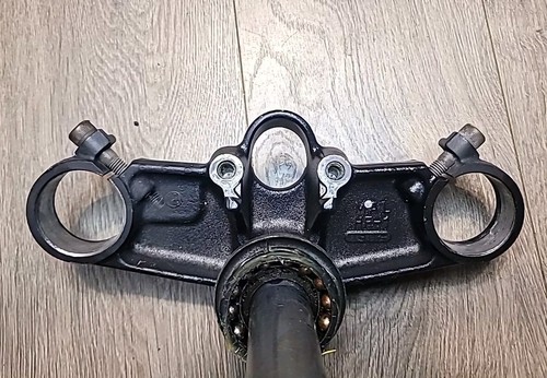 1995 - 1998 Honda CBR600F3 FRONT OEM UPPER LOWER FORK CLAMP TRIPLE TREE STEM - Picture 8 of 8