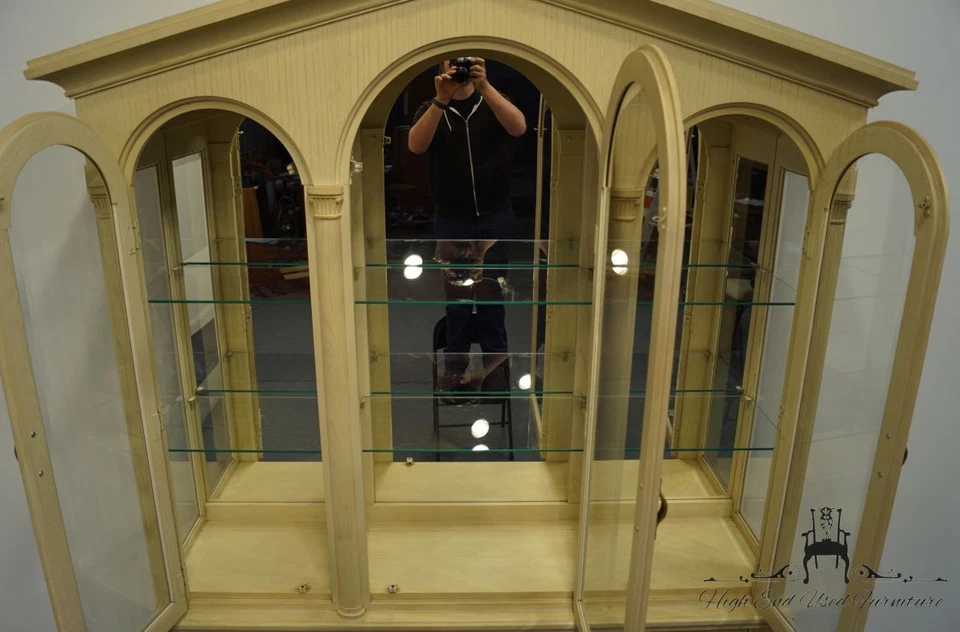 STANLEY MUEBLES Colección Concentrics Blanco Lavado 66" Expositor China Cabina... Foto 3 de 4