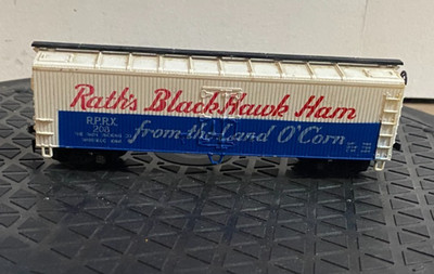 ROCO Ho Scale Rath's Black Hawk Ham from the land O'Corn Reefer RPRX 208