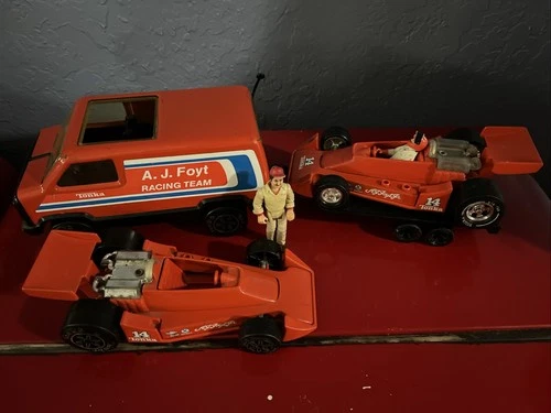 1979 Tonka Metal AJ Foyt Race Team 2 Indy Cars Van Trailer Driver & Crew Member