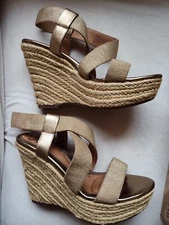 New Sofft Sz 7 Platform Perla Gold Rush 4.5" Heels