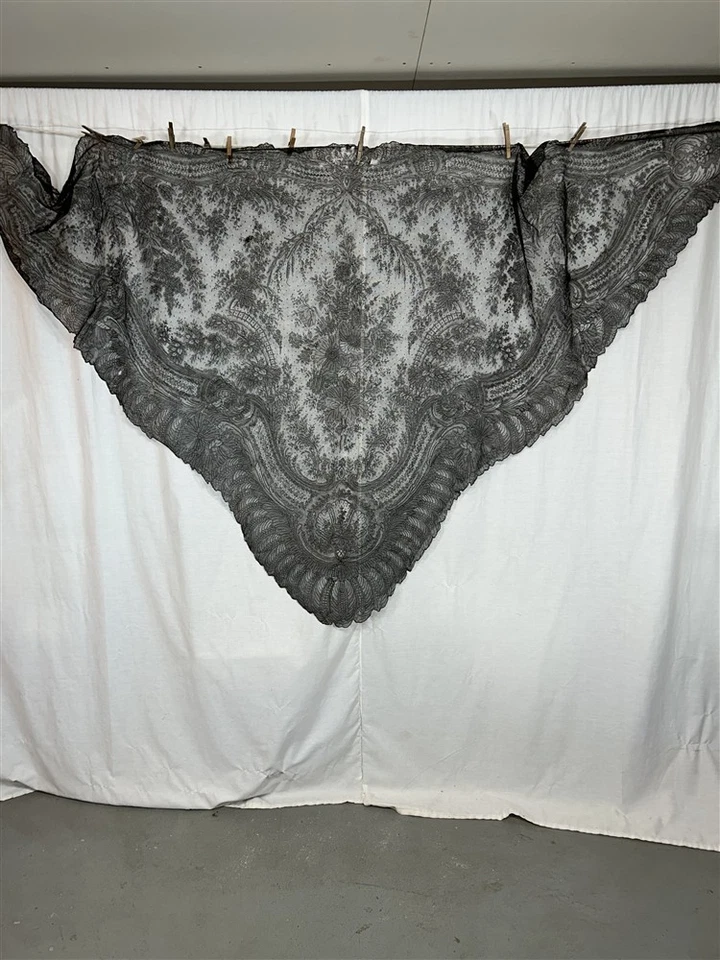 antiguo chal de encaje Chantilly triángulo negro 104 x 78 pulgadas Original siglo XIX Foto 2 de 4