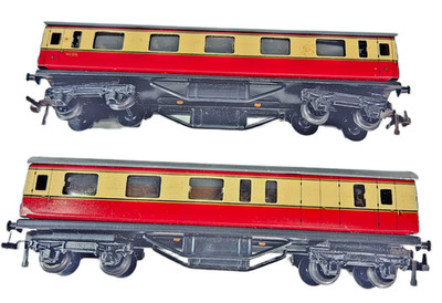 Schwader von 2x Trix Spur OO rot und creme Express Reisezugwagen Drehgestellwagen ohne Verpackung