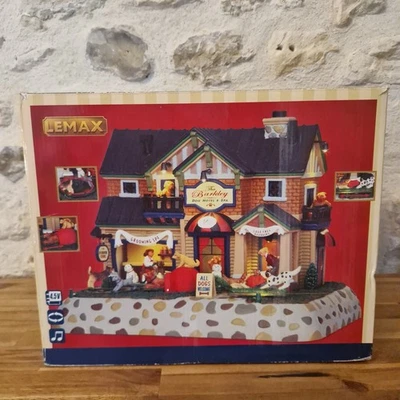 LEMAX 45737 HOTEL ET SPA BARKLEY DOG VISION ET SON DECORATION BOITE TBE - Photo 1/4