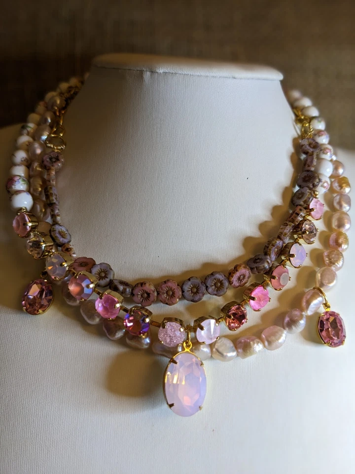 Collar Victoriano Darling Rosa Ópalo Swarovski Cristal Porcelana y Cuentas En Capas