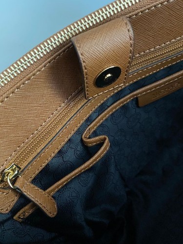 Cartera Michael Kors "Sutton" Rayas Centrales Cuero Saffiano ~ NUEVA con Bolsa para el Polvo~ - Imagen 12 de 24
