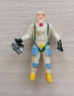orig. Vecchia statuetta D 1978 astronauta con sacchetto campione (bianco) cinghia bicolore verde
