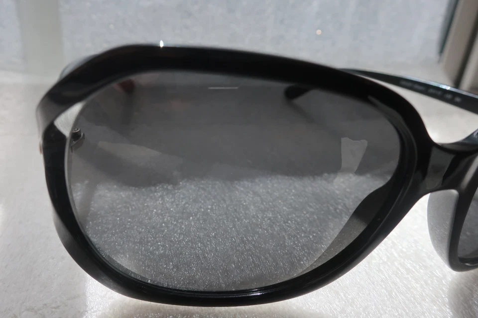 Gafas de sol Coach vintage HC 8233 (L1033) T CE 500211 (negras) Foto 4 de 4