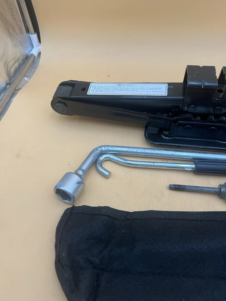 Kia Sedona 2006-2014 gato de tijera y kit de herramientas para neumático de repuesto Foto 4 de 4