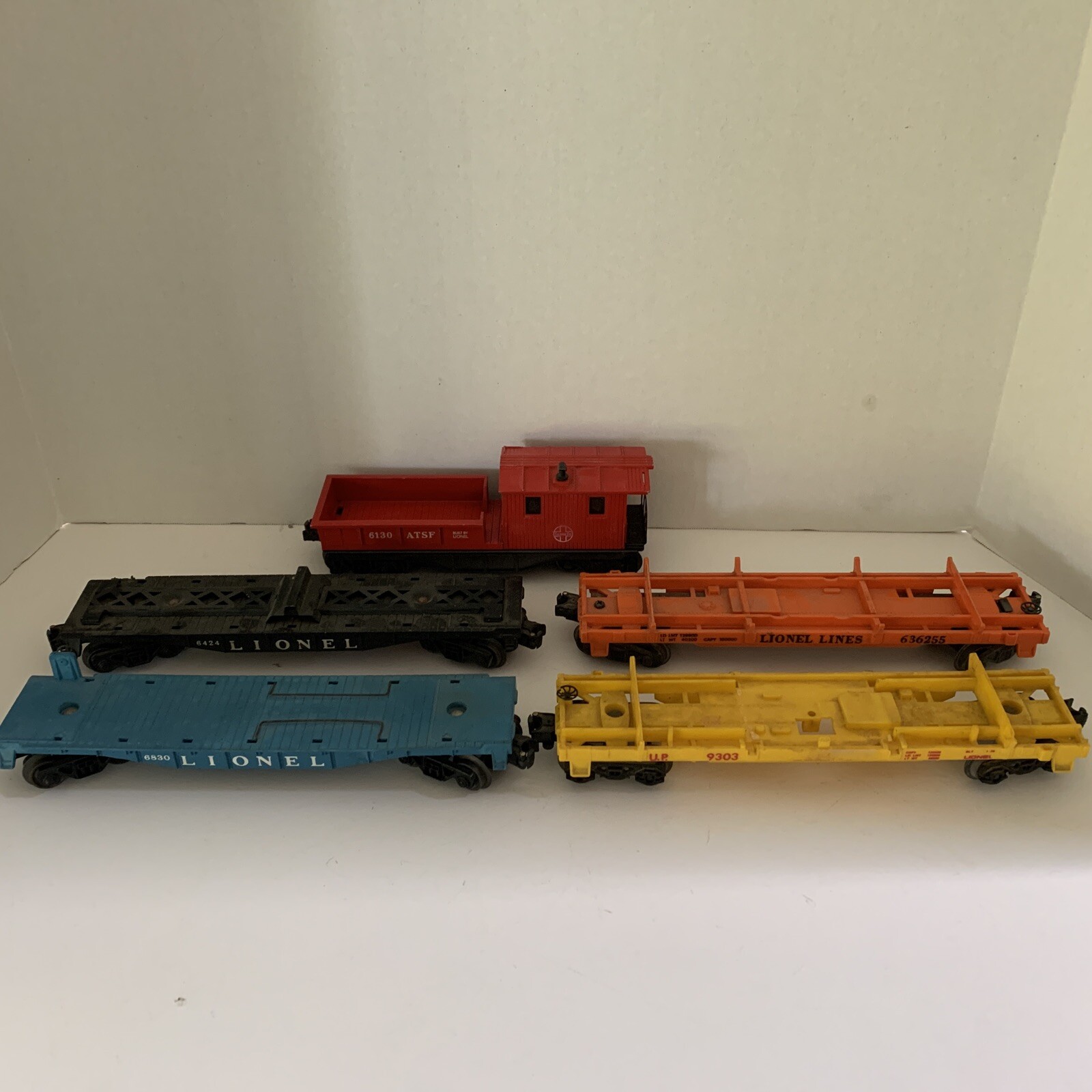 Lionel Train Post War 1 Lighted Caboose 6130 Four Flat Cars 6362 9303