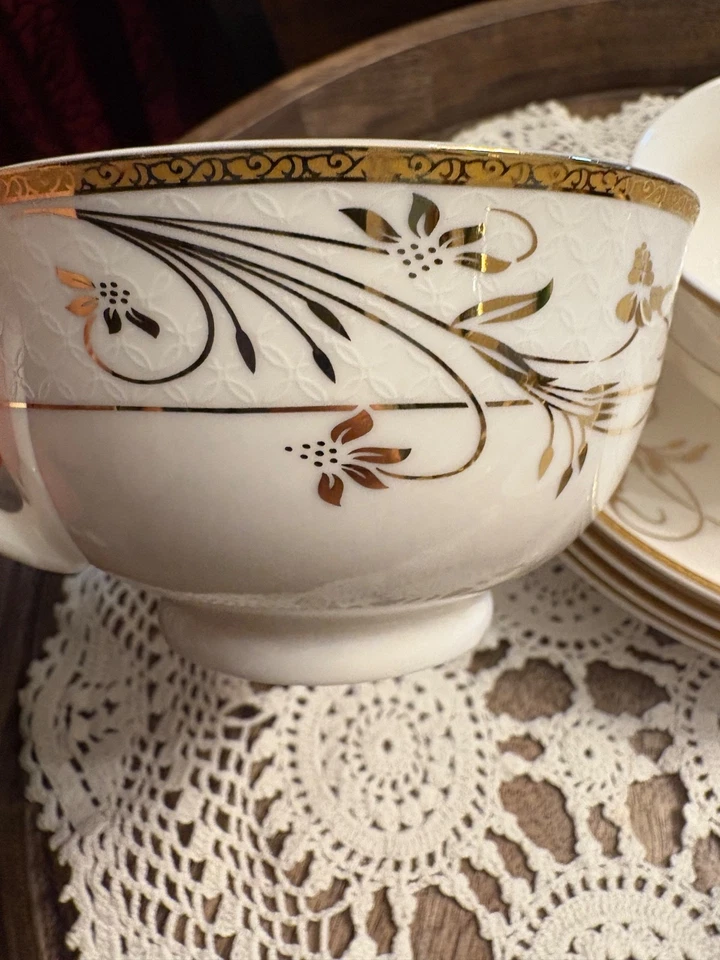 La Luna Bone China 8 Piezas Oro 24K Diseño Floral Café Té, Servicio para 4 Foto 2 de 4