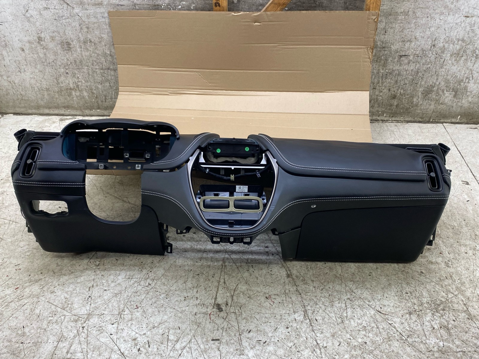 2020-2025 ASTON MARTIN DBX DASH INSTRUMENT PANEL & GLOVE BOX W/ INDULGENCE PACK