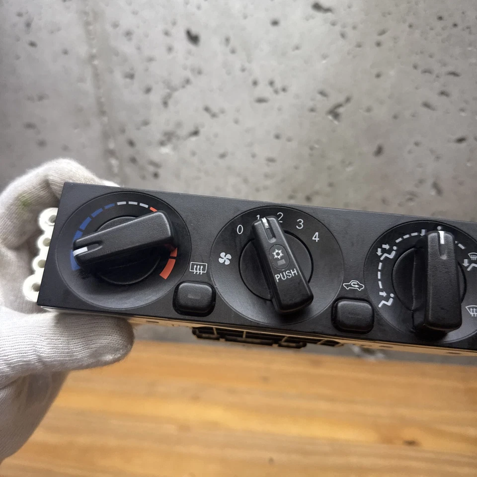 Controles climáticos de temperatura originales OEM MR315296 2000-2002 Mitsubishi Eclipse Foto 3 de 4