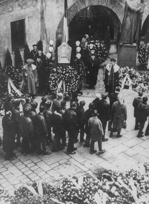 Mourners visiting the coffin of Czech student Jan Palach 1969 OLD PHOTO