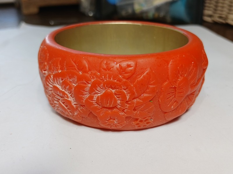Vtg Oriental Carved Floral Lotus Resin Soapstone?Faux Cinnabar? Bangle Bracelet