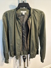 Women  s H M size 6 zip up jacket.