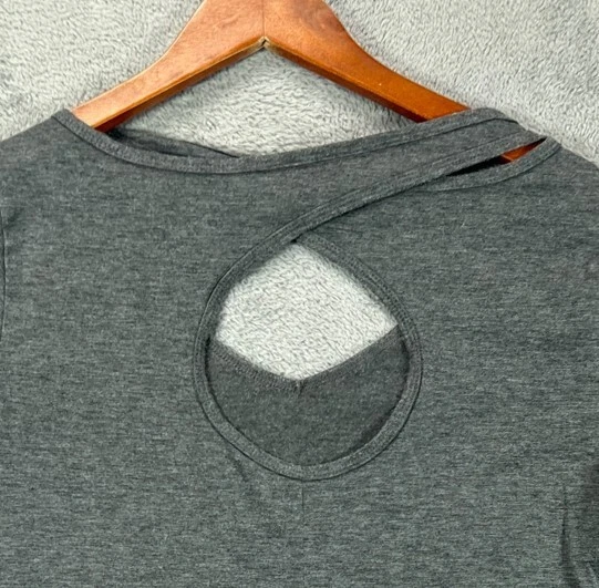 Camiseta deportiva BCG mediana gris ojo de cerradura espalda cruzada cuello en V manga corta BCG para mujer Foto 2 de 4