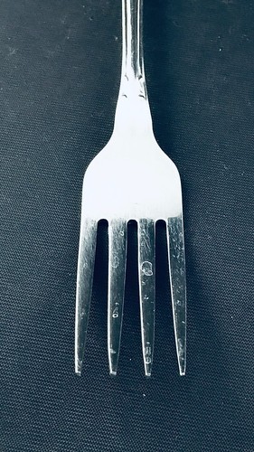 1 ONEIDA 1881 ROGERS ARBOR ROSE TRUE ROSE DINNER FORK STAINLESS GLOSSY USA - Picture 4 of 5