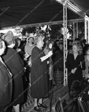 45bx02-49 Mary Pickford hosting event in backyard at Pickfair 45bx02-49 45bx02-4